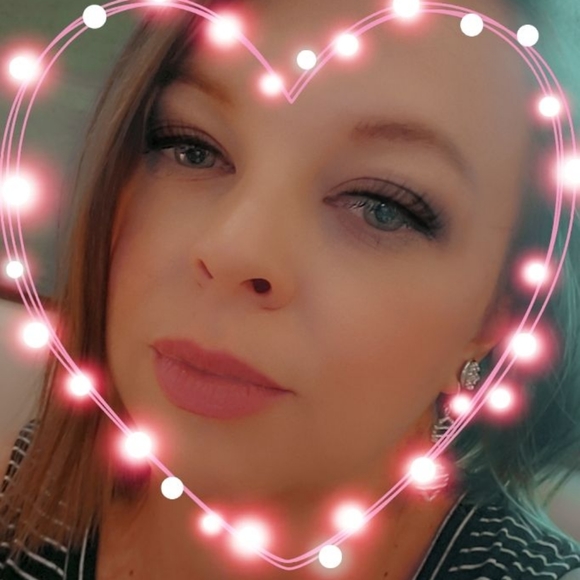 Meet your Poshmark Ambassador, Samantha - Picture 3 of 7